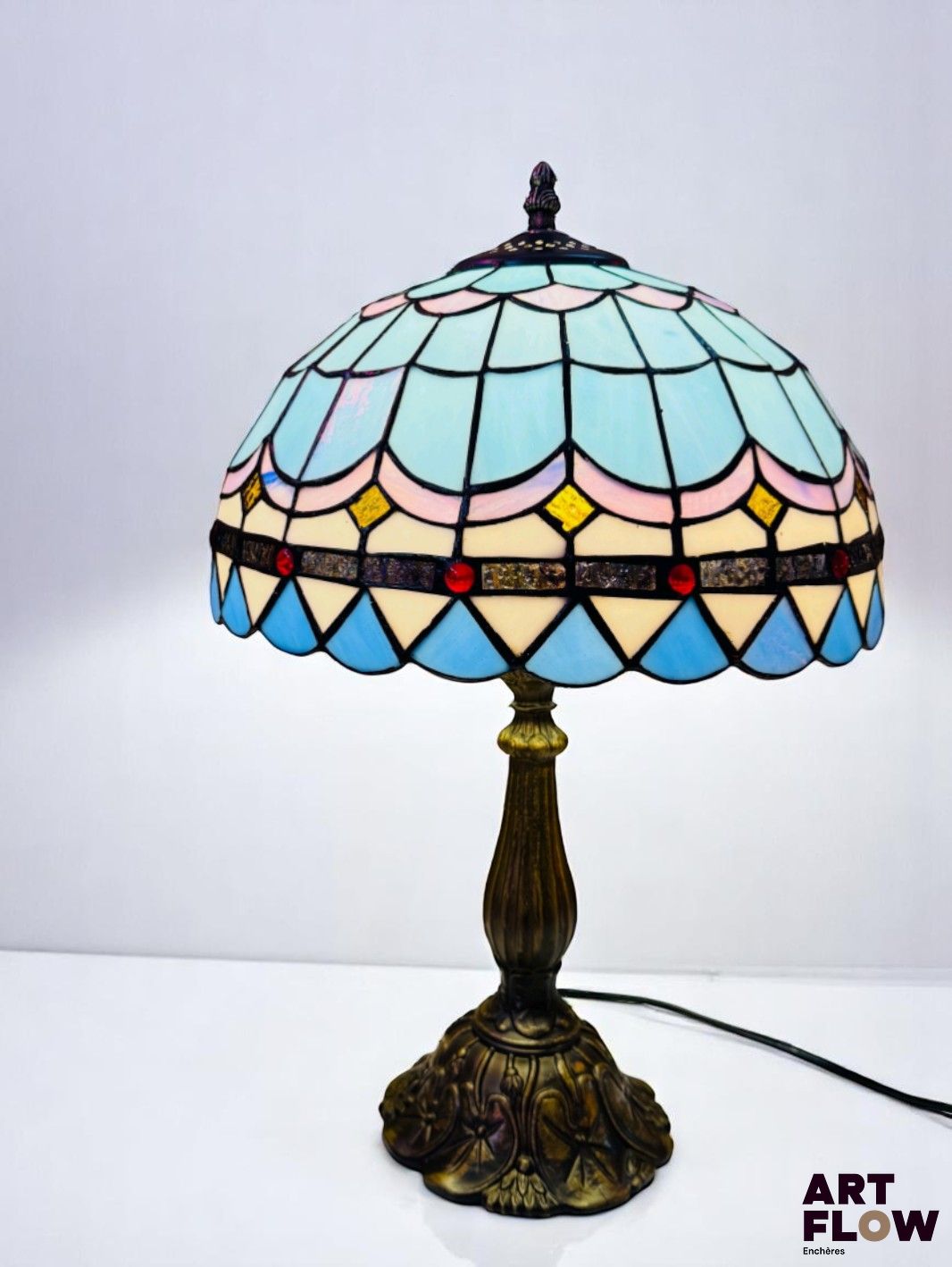 Dans le style de Tiffany's Lampe de bureau, l'abat-jour en verre teinté Très bon état. H. 50 cm ; d. 31 cm - Expédition obligatoire.