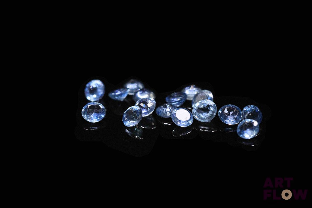 Seize saphirs ronds. 3.09 cts. Diam. moy.: 3.25mm