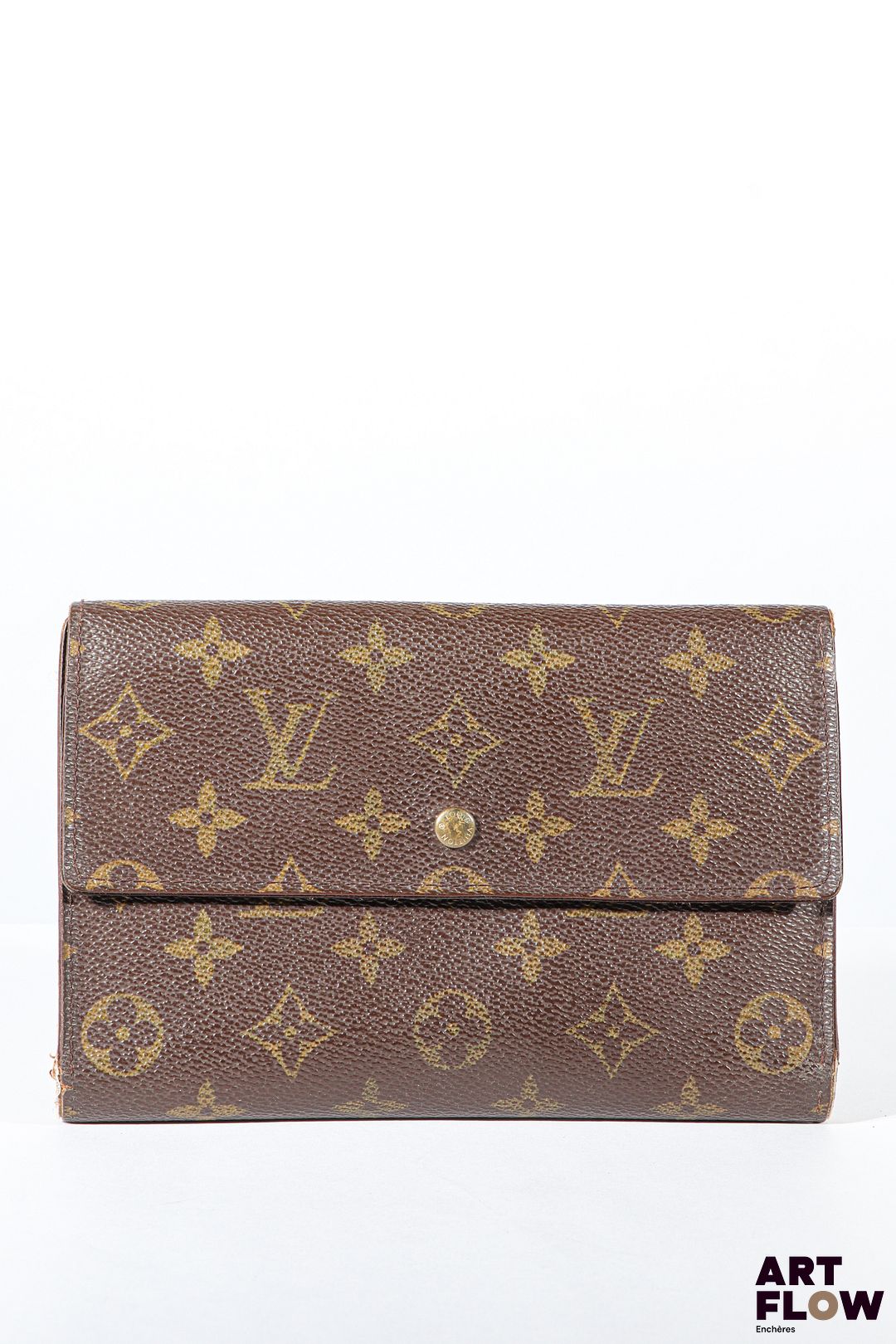 LOUIS VUITTON Porte feuille en toile enduite monogrammée marron, bijouterie en métal doré, fermeture à pression sous rabat. Dimensions : 13 x 19 cm Usures