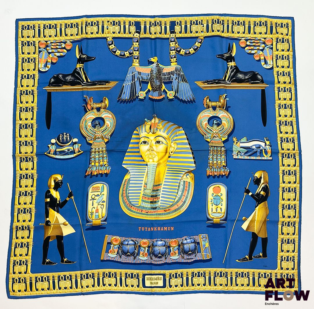 HERMÈS Modèle "Tutankhamun" Carré en twill de soie d'après Vladimir RYBALTCHENKO 90 x 90 cm Quelques petites taches et traces