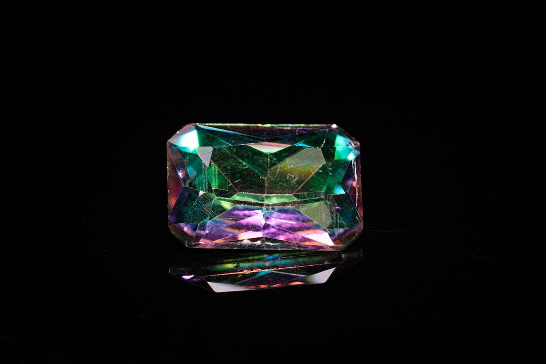 Topaze «Mystique» rectangulaire à pans coupés. Traitement de surface. 4.52 cts. 14.0mm x 10.0mm