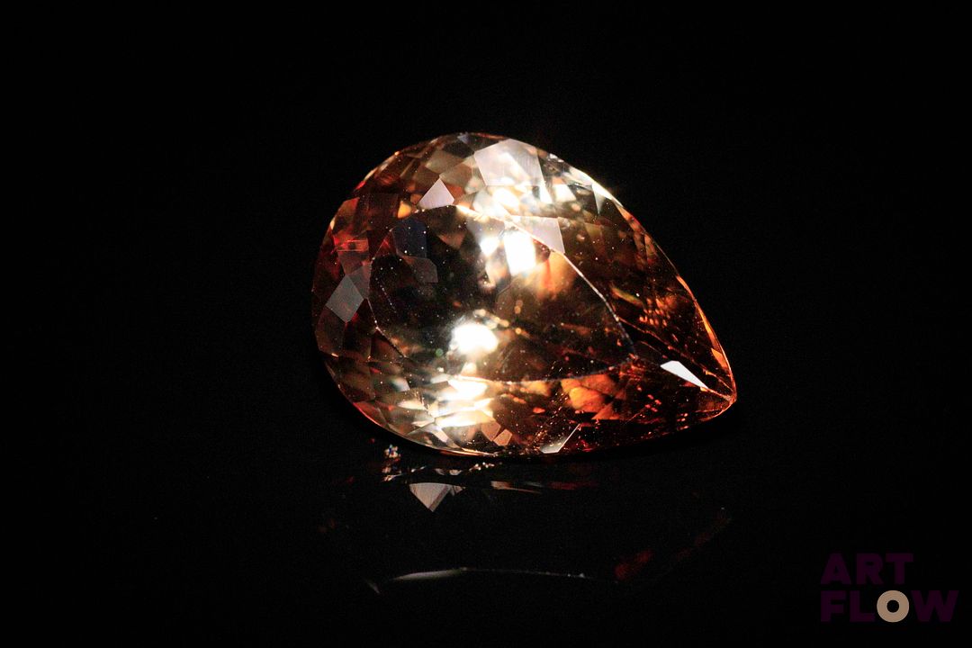 Topaze impériale poire. Très belle couleur, saturée. 14.30 cts. 16.5mm x 12.0mm