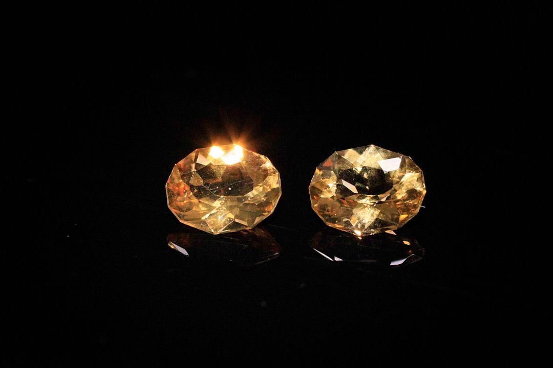Appairage de citrines ovales fantaisies. 2.67 cts. Dims. moy.: 8.5mm x 7.0mm