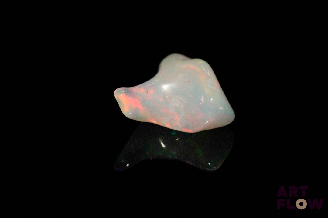 Semi-brut d'opale blanche . 3.90 cts. 15.0mm x 11.0mm