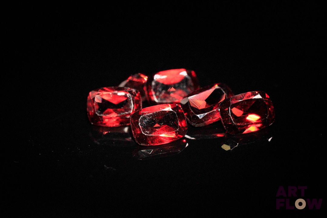 Six grenats coussins. Jolie couleur. 6.76 cts. Dims. moy.: 7.0mm x 6.0mm
