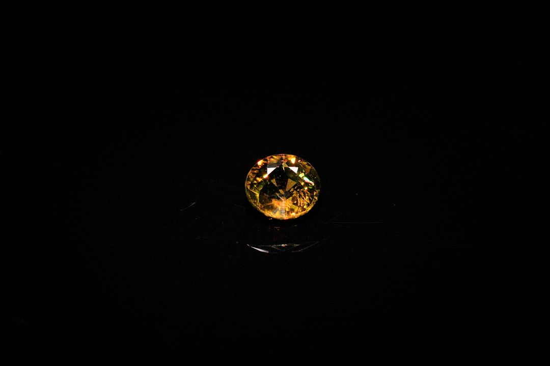 Tourmaline verte olive ronde. Probablement Mozambique, jolie couleur, non chauffée. 0.88 ct. 6.0mm