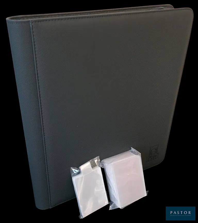 Ensemble de protections pour cartes à Jouer&Collectionner (Pokémon, Yu-Gi-Oh!, Magic...) comprenant : 
- Un classeur de rangement compatible toploaders 3x3 avec 360 emplacements - Fermeture Zip.
- Un paquet de 100 sleeves souples avec languettes.
- Un paquet de 35 toploaders rigides.