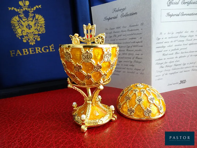 Maison Fabergé 
Collection impériale 

Cet œuf a été créé exclusivement par la Maison Fabergé. Dimensions de l'œuf, socle compris : 8 cm Émail avec finition plaquée or 24 carats et strass Swarovski brillants.


Expédition obligatoire, jusqu'à 5 Lithographies dans votre colis pour 14,76€ TTC en France Métropolitaine, et 29,64€ TTC pour l'Europe