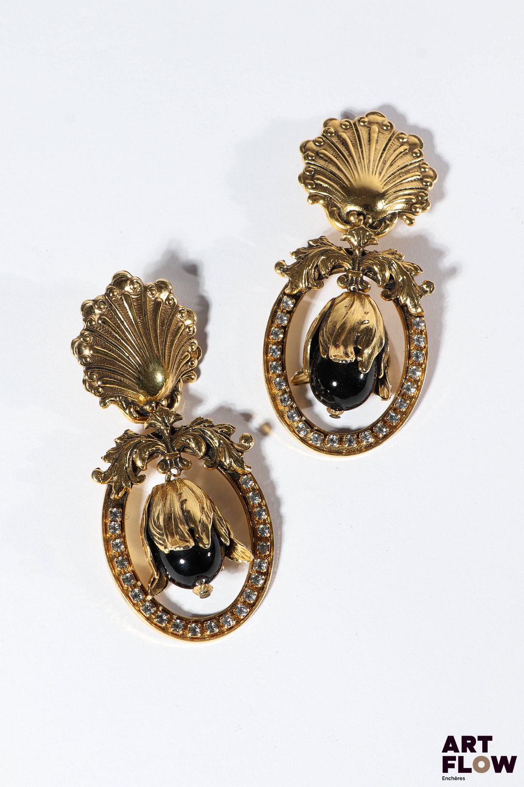RÉMINISCENCE Paire de clips d'oreilles en métal doré à décor de coquilles, d'une fleur et de petits strass H. 7,5 cm Accident sur l'une des boucles (décrochage d'un élément)