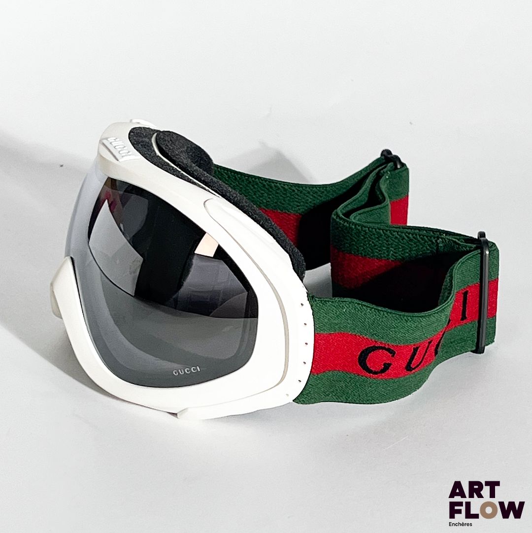 GUCCI Masque de ski en plastique blanc et élastique rouge et vert. Dimensions : H. 8 x L. 23 cm