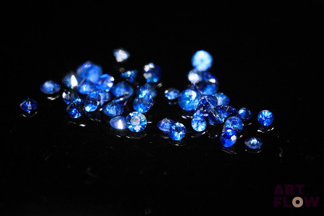 Quarante-deux saphirs ronds. 2.91 cts. Diam. moy.: 2.65mm