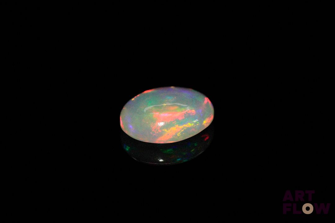 Opale blanche cabochon ovale. Beaux éclats de couleur. 2.57 cts. 12.0mm x 10.0mm