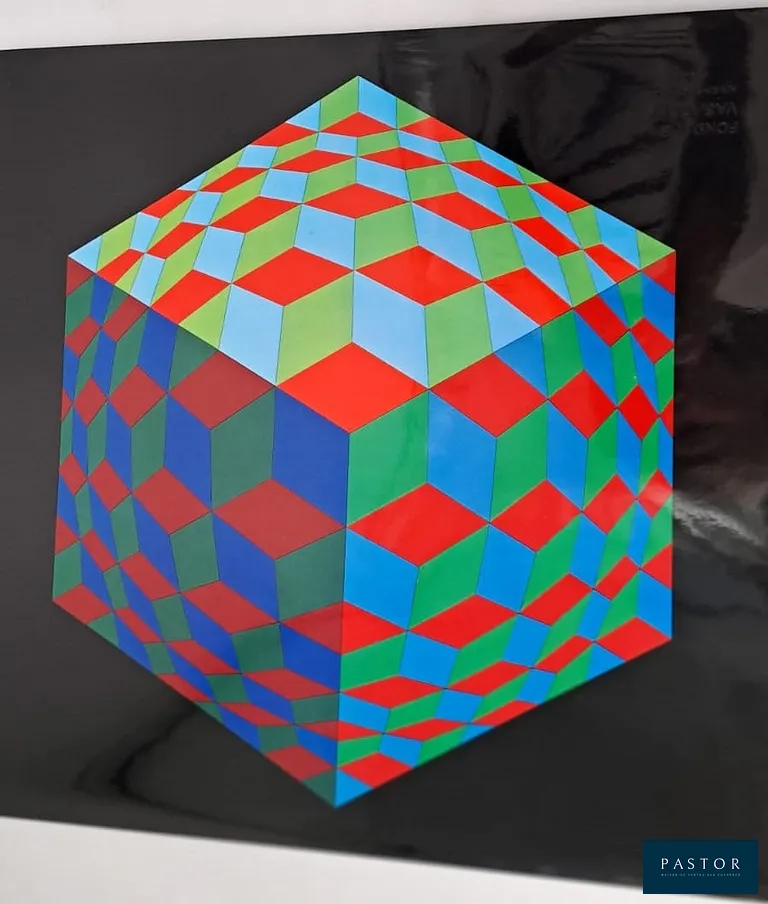 Victor VASARELY (d'après)
Hat-VI, 1971

Héliogravure en couleurs sur papier 280 gr, brillant
Titré et cachet de l'éditeur sur un cartel au dos
Tampon à sec de la Fondation Vasarely

Héliogravure extraite du Portfolio "Progressions 2" édité par les © éditions du Griffons en 1973
 Dimensions : 41 x 41 cm
  Très bon état


Expédition obligatoire, jusqu'à 5 Lithographies dans votre colis pour 14,76€ TTC en France Métropolitaine, et 29,64€ TTC pour l'Europe