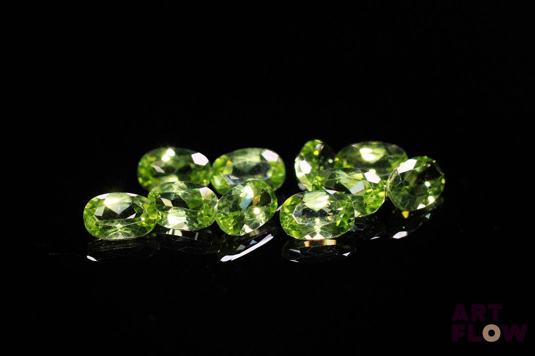 Dix péridots ovales. 5.22 cts. Dims. moy.: 6.0mm x 4.0mm