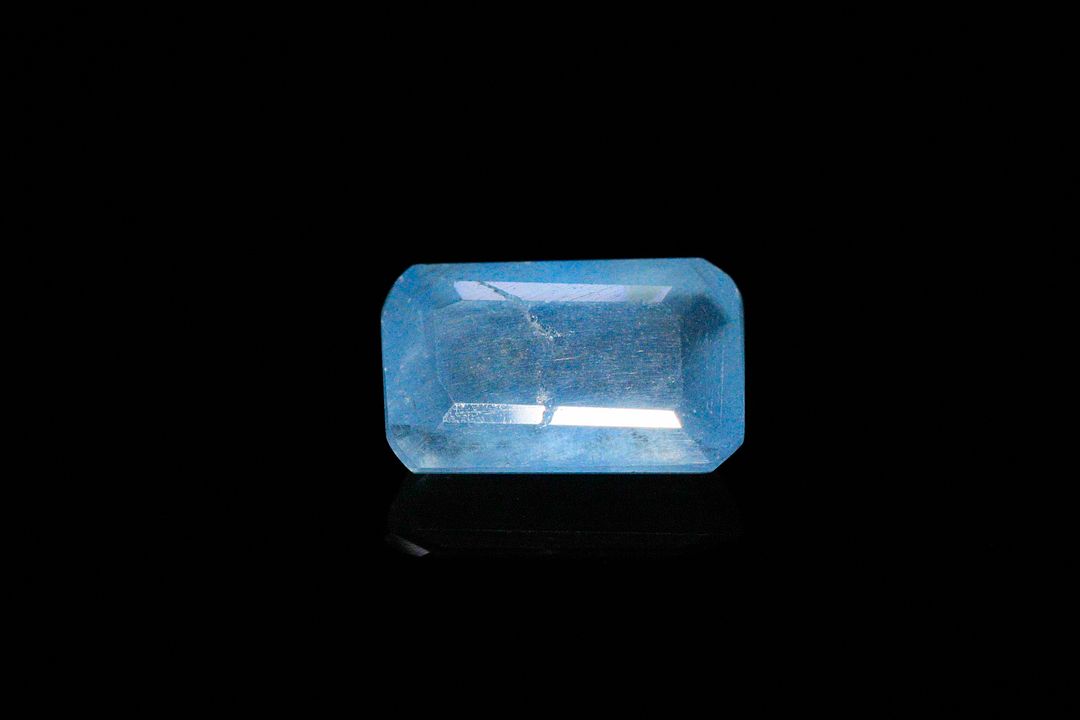 Calcite rectangulaire à pans coupés. Très belle couleur. 3.51 cts. 12.2mm x 7.5mm