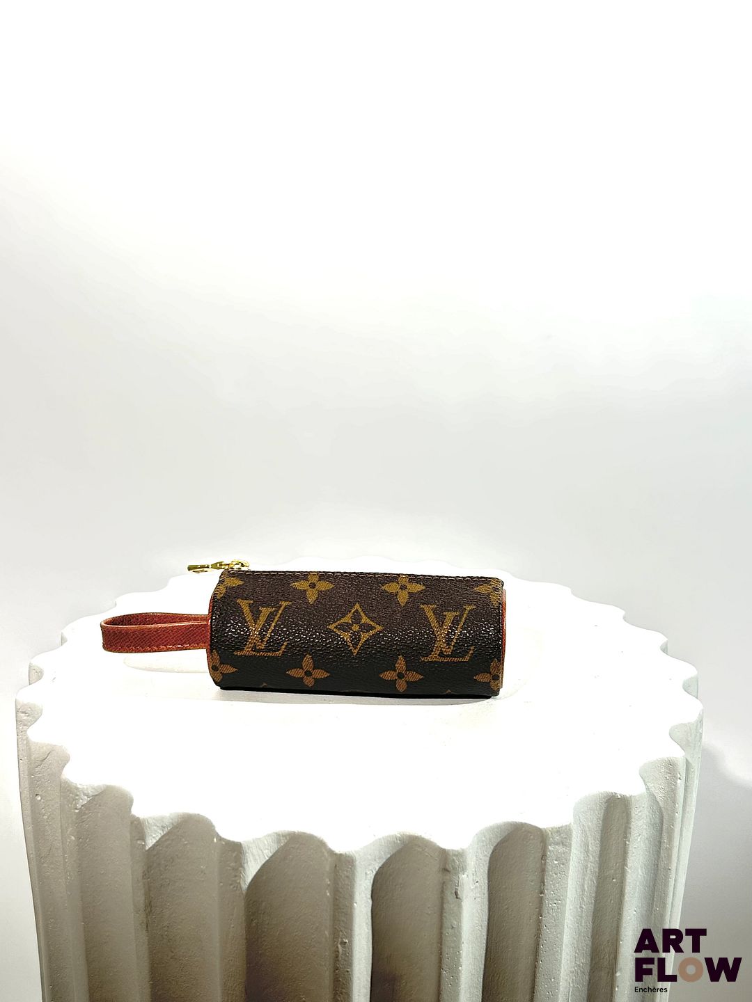 LOUIS VUITTON Trousse pour balles de golf en toile enduite monogrammée et cuir naturel. Fermeture à glissière. L. 13 cm (sans anse)