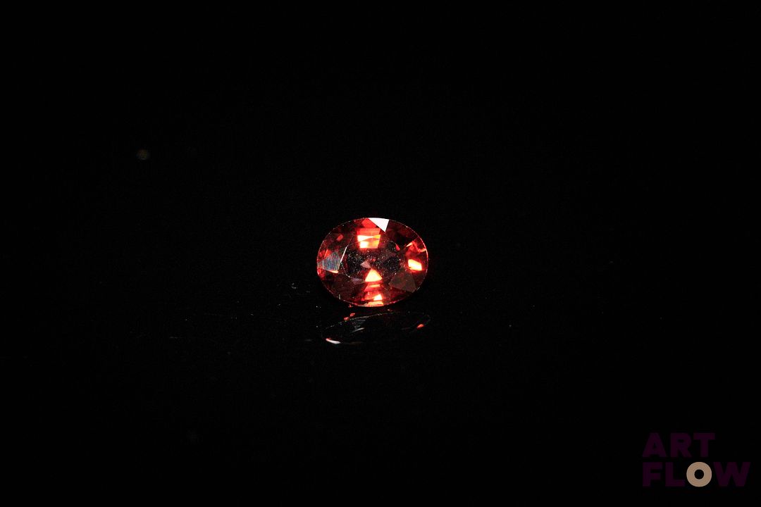Zircon naturel rouge ovale. Probablement Tanzanie, non chauffé. 1.20 ct. 6.5mm x 5.5mm