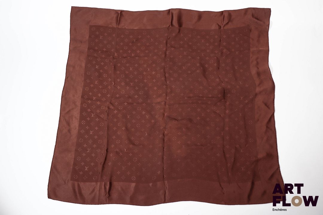 LOUIS VUITTON Foulard monogrammé en soie dans les tons chocolat 88 x 83 cm Bon état général malgré quelques légers défauts (tâches, fils tirés)