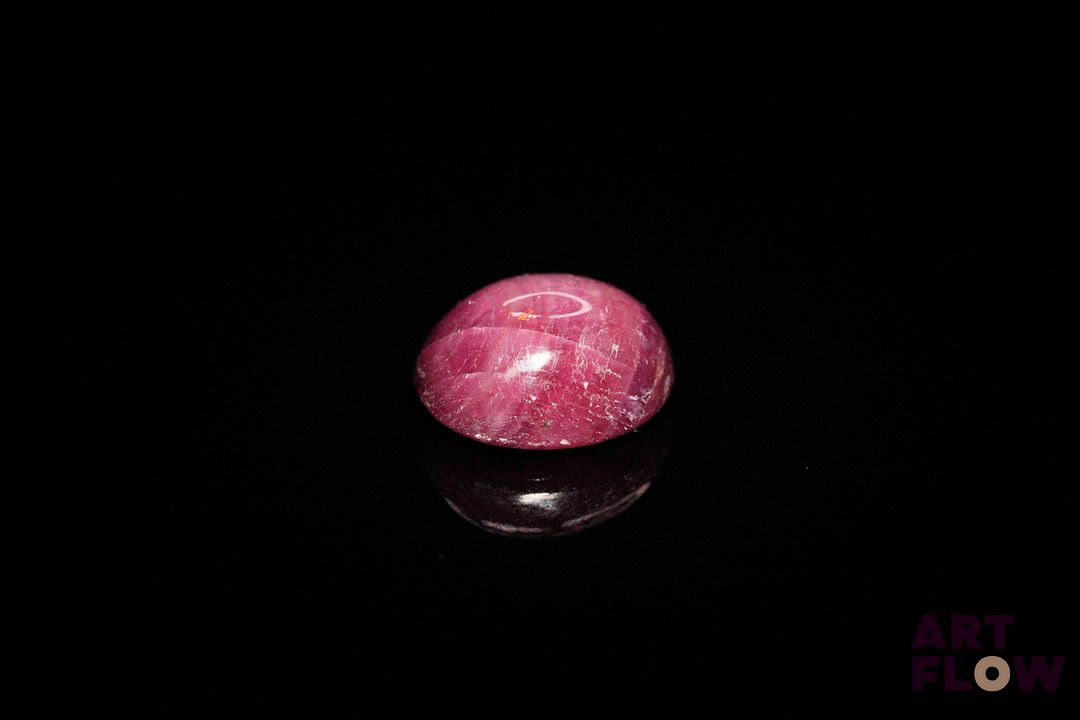 Rubis cabochon ovale. 4.93 cts. 10.1mm x 9.1mm
