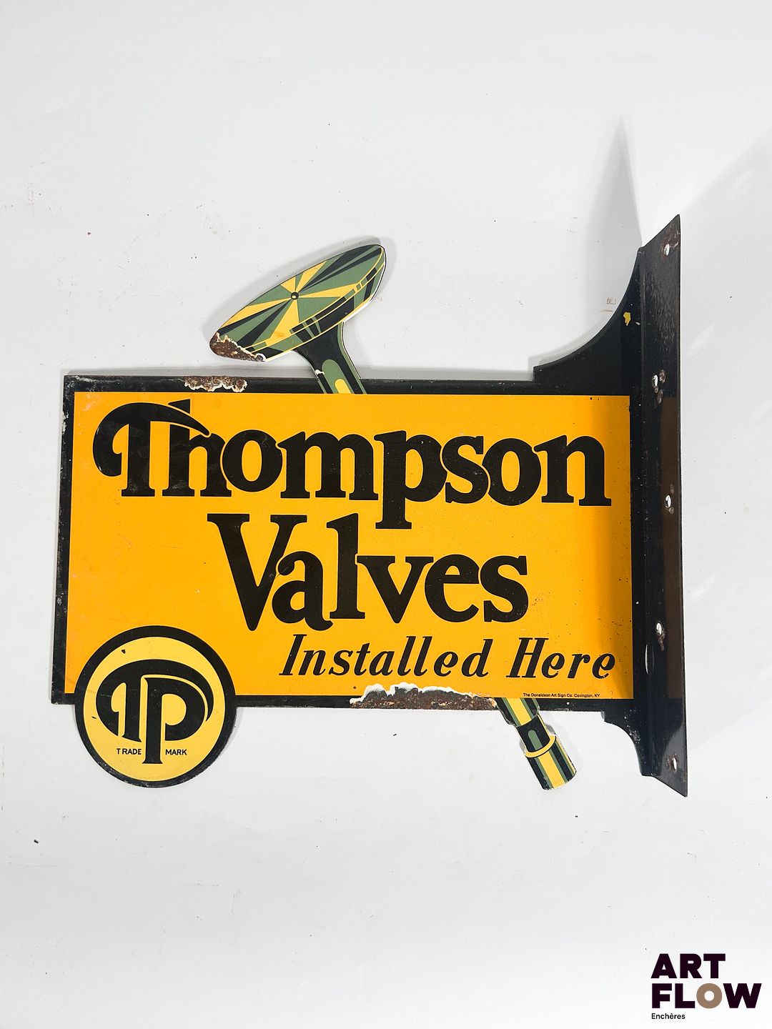 Plaque émaillée d'angle Thompson Valves Dimensions : 29 x 32 cm Petits éclats et traces de rouille Reproduction moderne