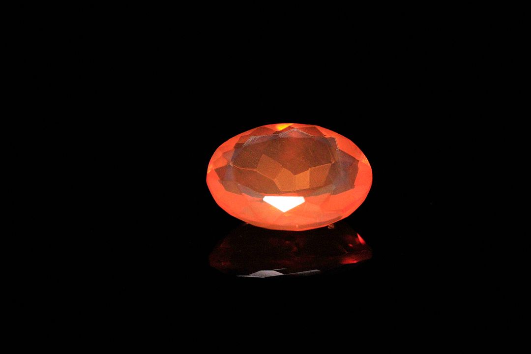 Opale de feu ovale. Belle couleur. 2.11 cts. 11.8mm x 8.5mm