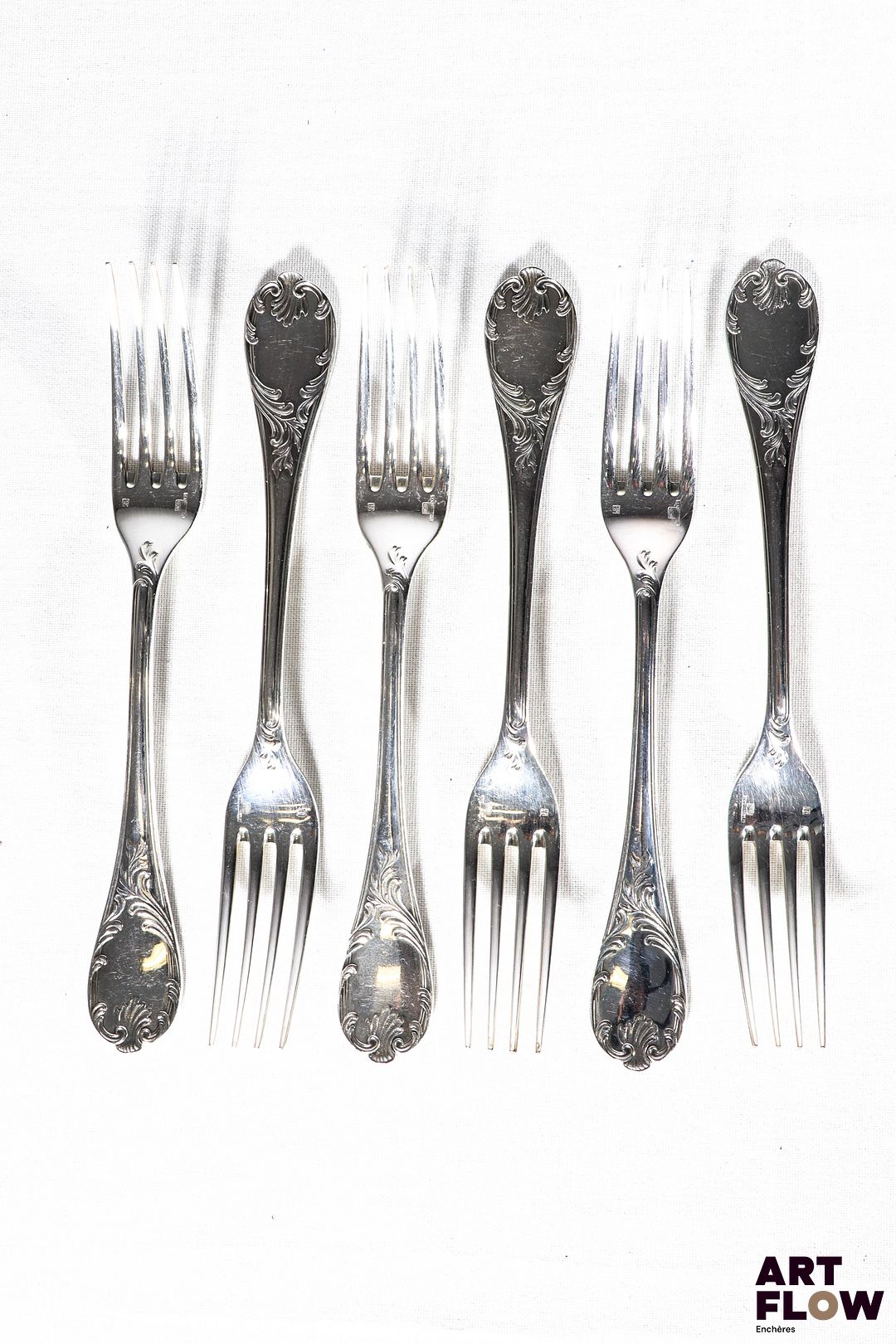 CHRISTOFLE Modèle Marly Partie de ménage en métal argenté de 31 pièces comprenant : - 6 couverts de table (6 cuillères et 6 fourchettes) - 6 petites cuillères - 6 couteaux - 6 petits couteaux - 1 grande cuillère de service En partie dans un coffret Bon état général malgré quelques légers défauts (petites rayures d'usage)