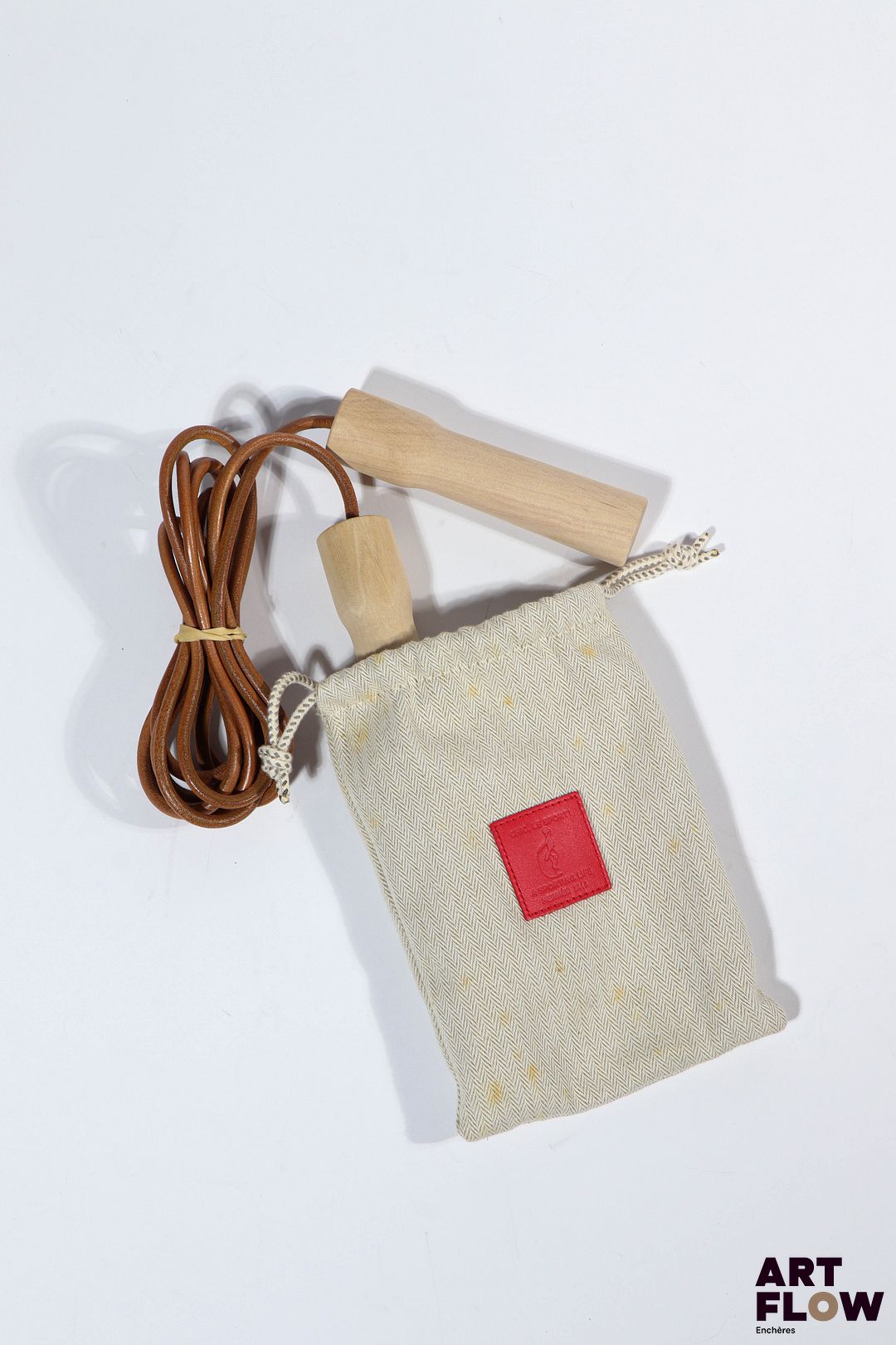 HERMÈS, Corde à sauter à poignées en bois et corde en croute de cuir Gravée « Chic, le sport ! A Sporting life Hermès 2013 » Avec dustbag Petites taches