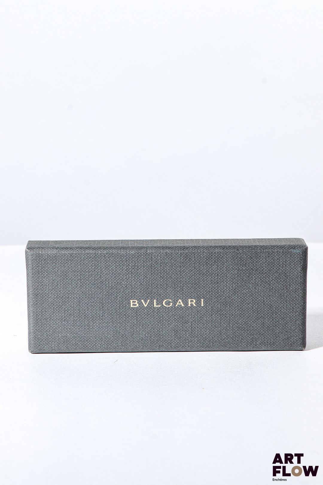 BULGARI Porte clés Bulgari en métal argenté et cuir rose. Dans son écrin.