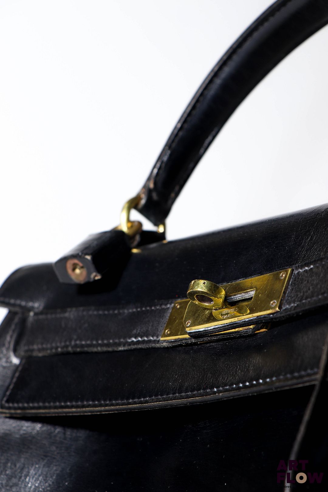 Hermes Sac Kelly 28 vintage en cuir box noir, bijouterie en métal doré. Avec cadenas, clés et clochette. Usures, état conforme à l'âge de la pièce.