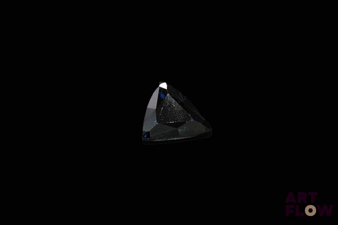 Spinelle bleu violet fumé trillion. 1.57 ct. 8.0mm x 7.2mm