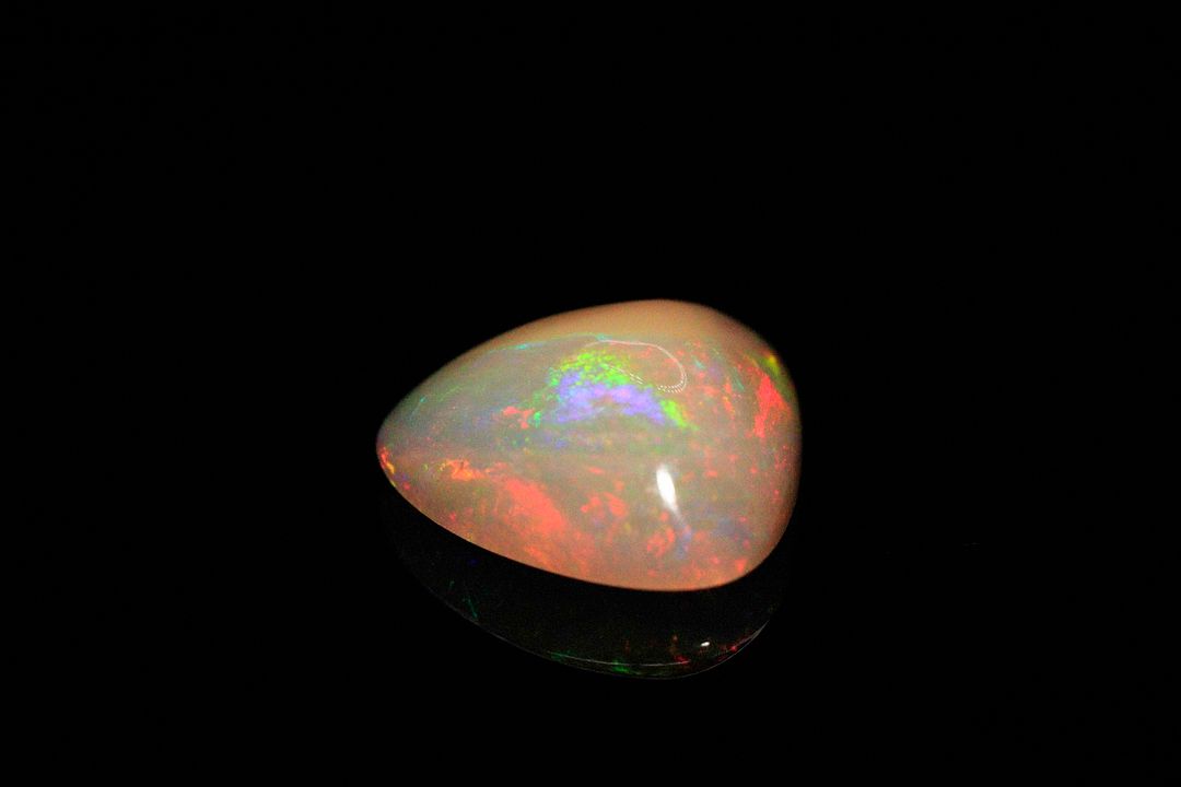 Opale cabochon trillion. Belle couleur, beaux éclats de couleur. 4.10 cts. 13.5mm x 13.0mm