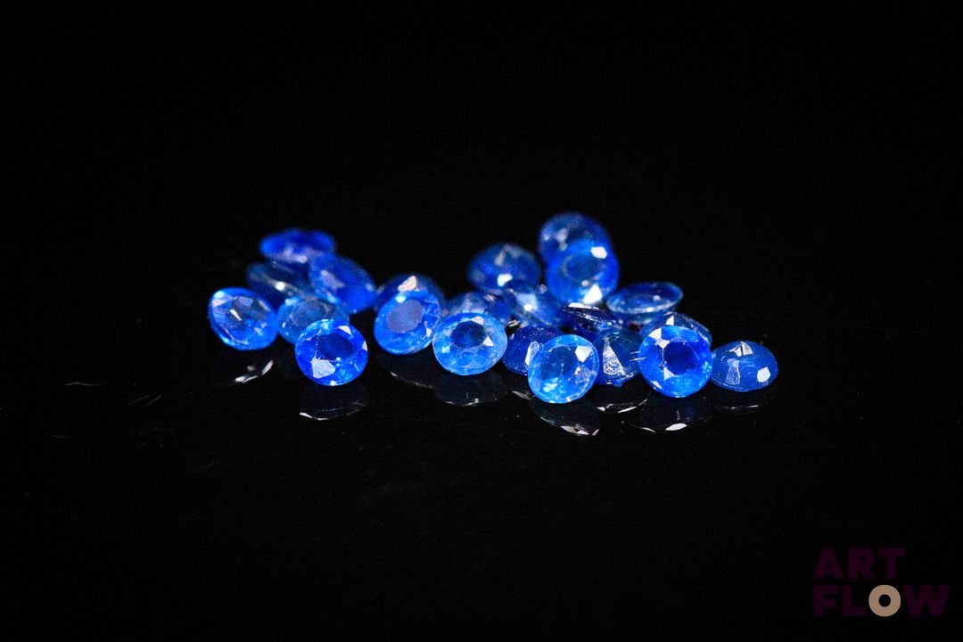 Vingt-deux saphirs ronds. 3.05 cts. Diam. moy.: 3.0mm