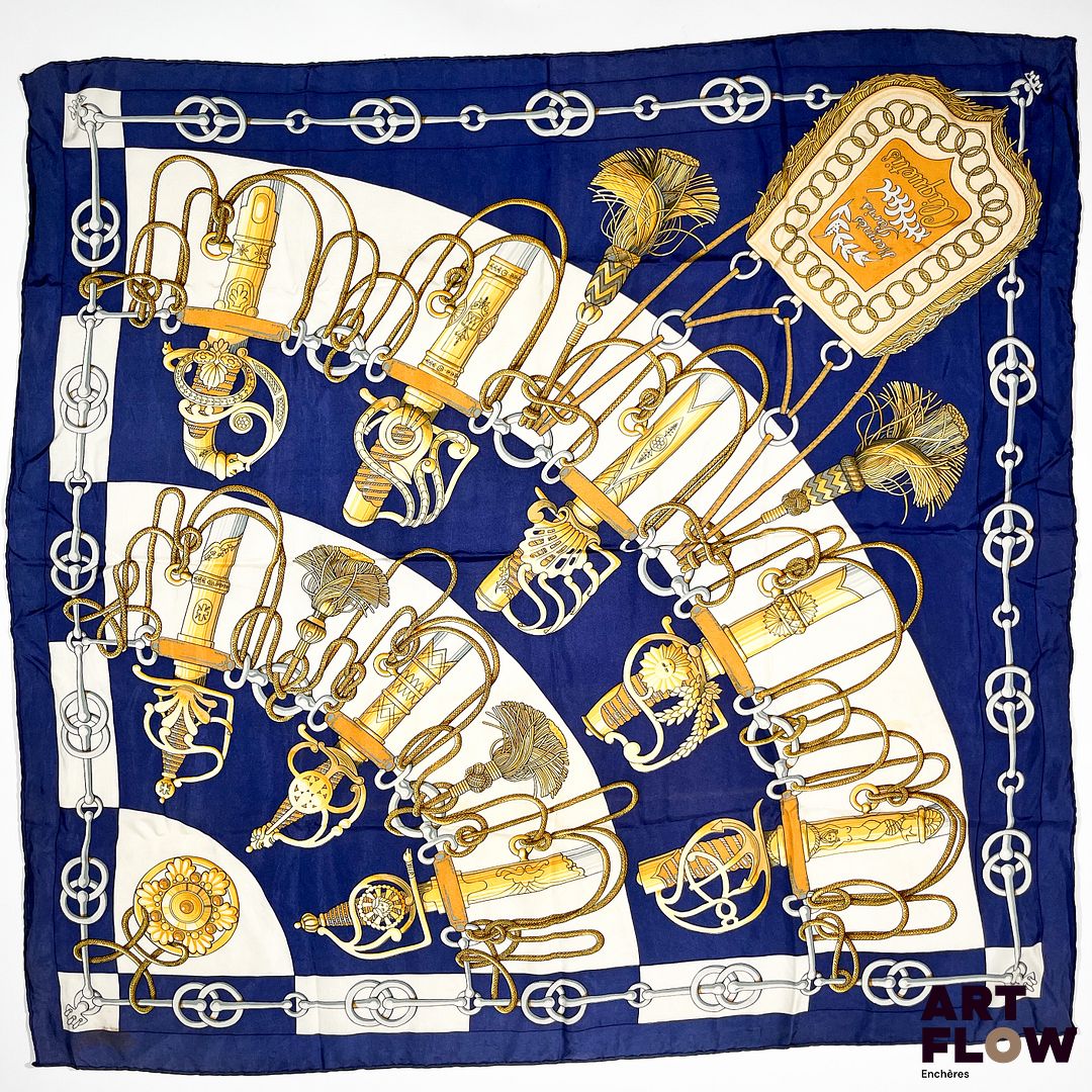 HERMÈS Modèle "Cliquetis" Carré en twill de soie dans les tons bleus, dessiné par Julia ABADIE 90 x 90 cm Bon état général malgré quelques défauts (tâches, fils tirés)