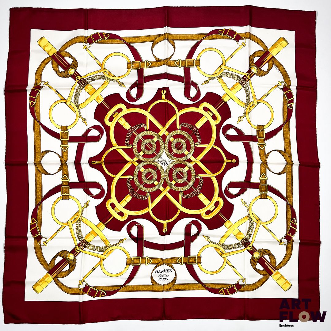 HERMES Modèle "Éperons d'or" Carré en twill de soie d'après Henri d'Origny à bordure rouge. 90 x 90 cm Très bon état général malgré quelques légers défauts (petites tâches)