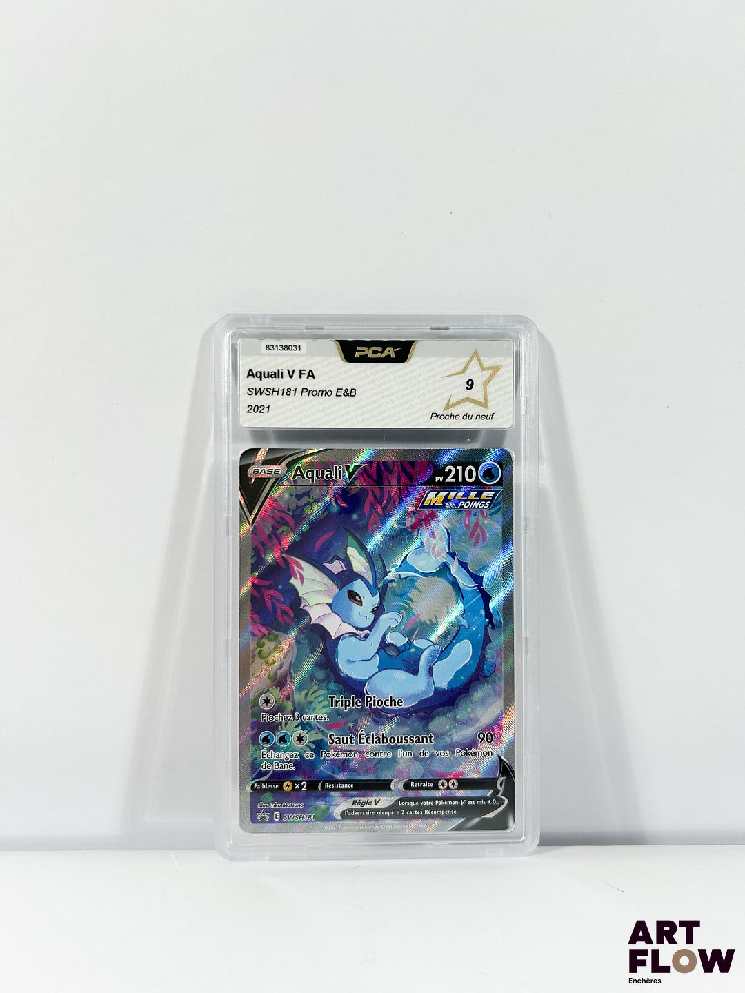 Carte Pokémon gradée Aquali V SWSH181 - Promotionelle Alternative - PCA 9. Carte promotionelle du bloc Écarlate&Violet. Carte en état Proche du Neuf (PCA 9), en français.