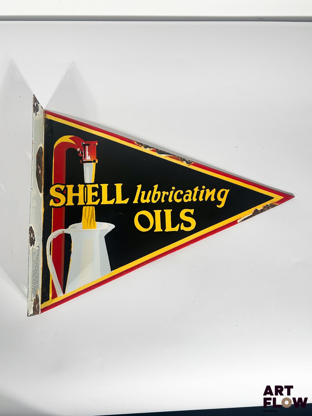 Plaque émaillée d'angle Shell lubricating oils Dimensions : 33 x 41 cm Petits éclats et traces de rouille Reproduction moderne