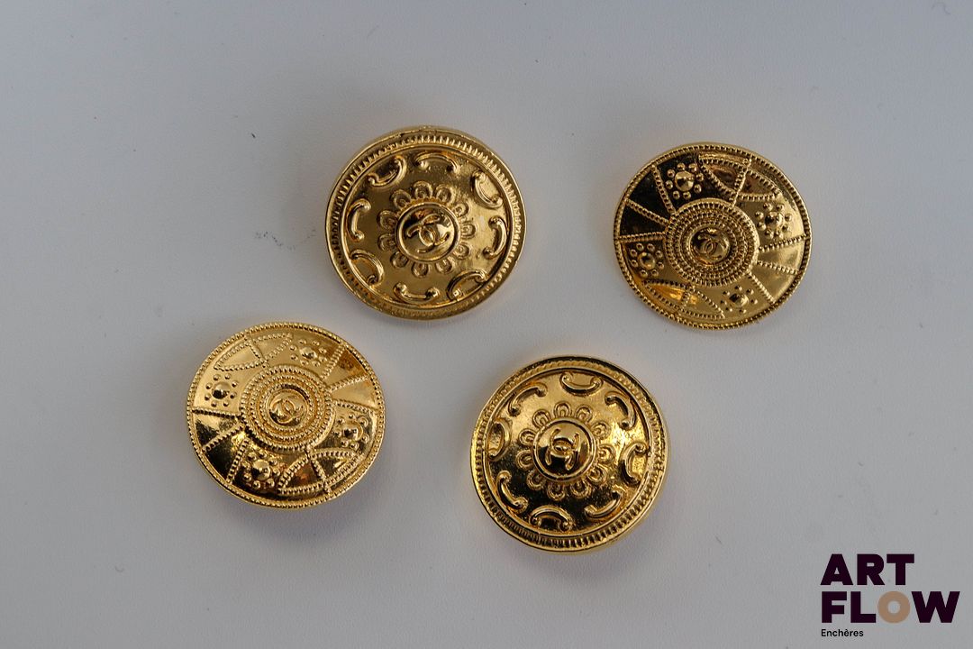 CHANEL Lot de deux paires de boutons en métal doré.