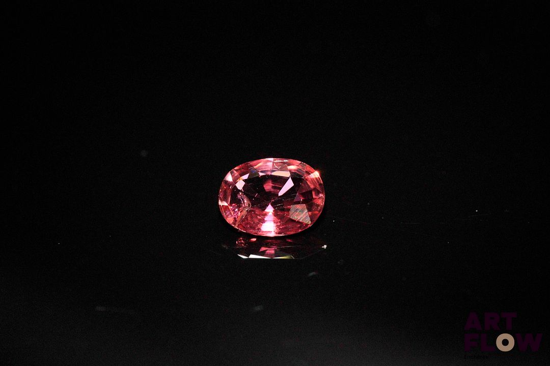 Tourmaline rose ovale. Très belle couleur, couleur soutenue. 0.82 ct. 7.2mm x 5.7mm