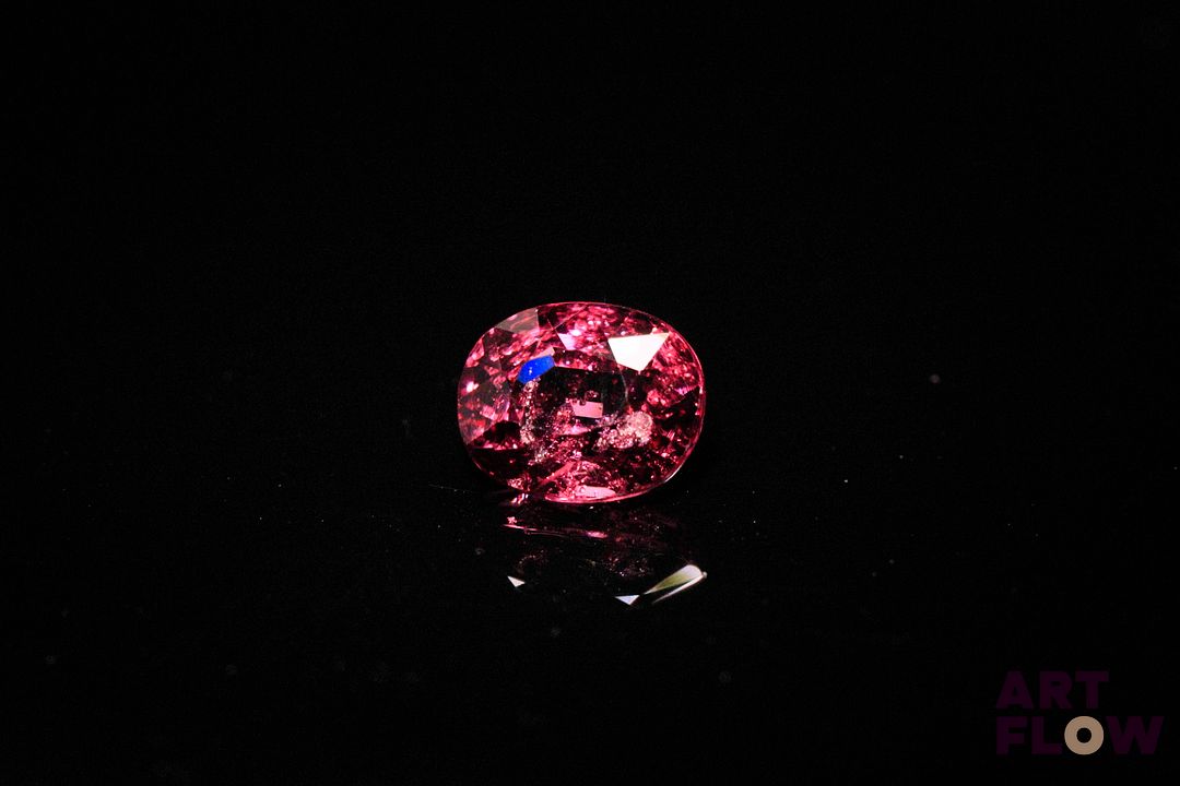 Grenat rhodolite ovale. Probablement Tanzanie, belle couleur. 2.51 cts. 8.3mm x 7.0mm