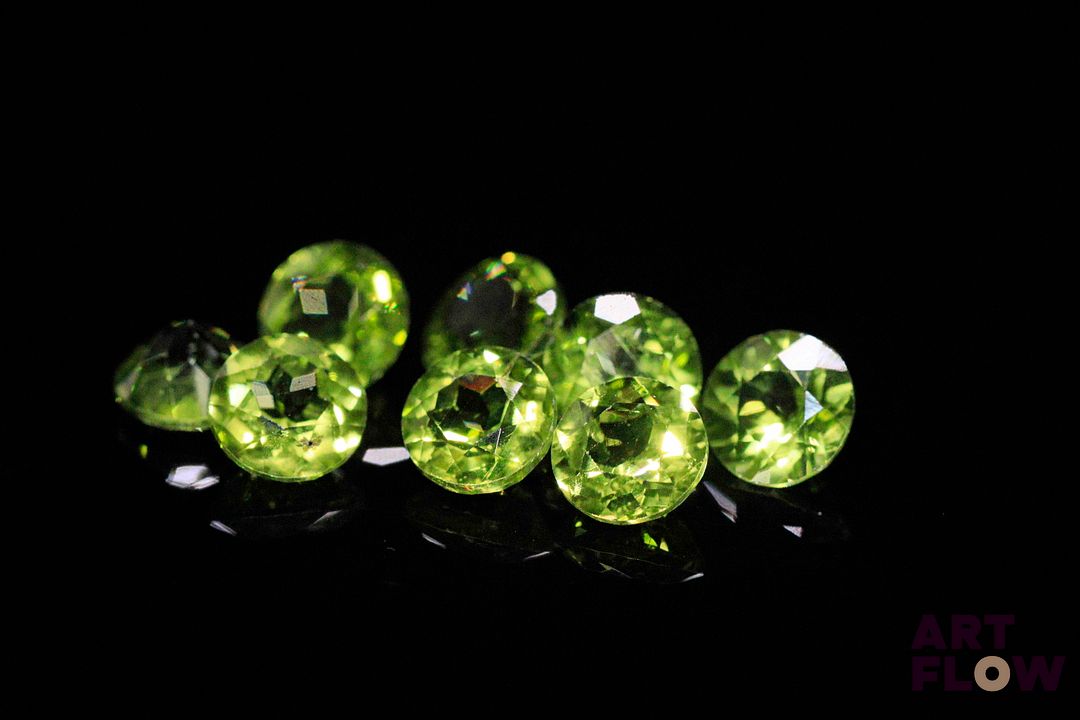 Huit péridots ronds. Non chauffé. 7.18 cts. Diam. moy.: 6.0mm