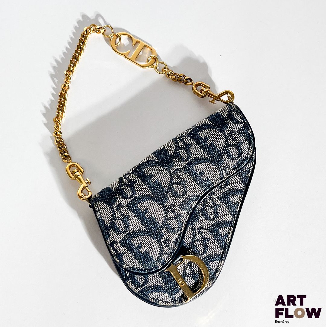 CHRISTIAN DIOR par John Galliano Modèle Saddle, circa 2002 Micro sac en toile oblique, bijouterie en métal doré, fermeture éclair. Dimensions : H. 9,5 x L. 12 cm