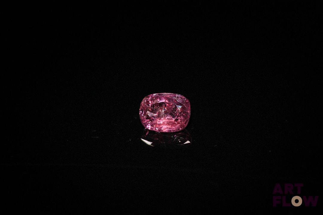 Saphir rose soutenu coussin. Probablement Mozambique, très belle couleur, non chauffé. 1.09 ct. 6.5mm x 5.0mm