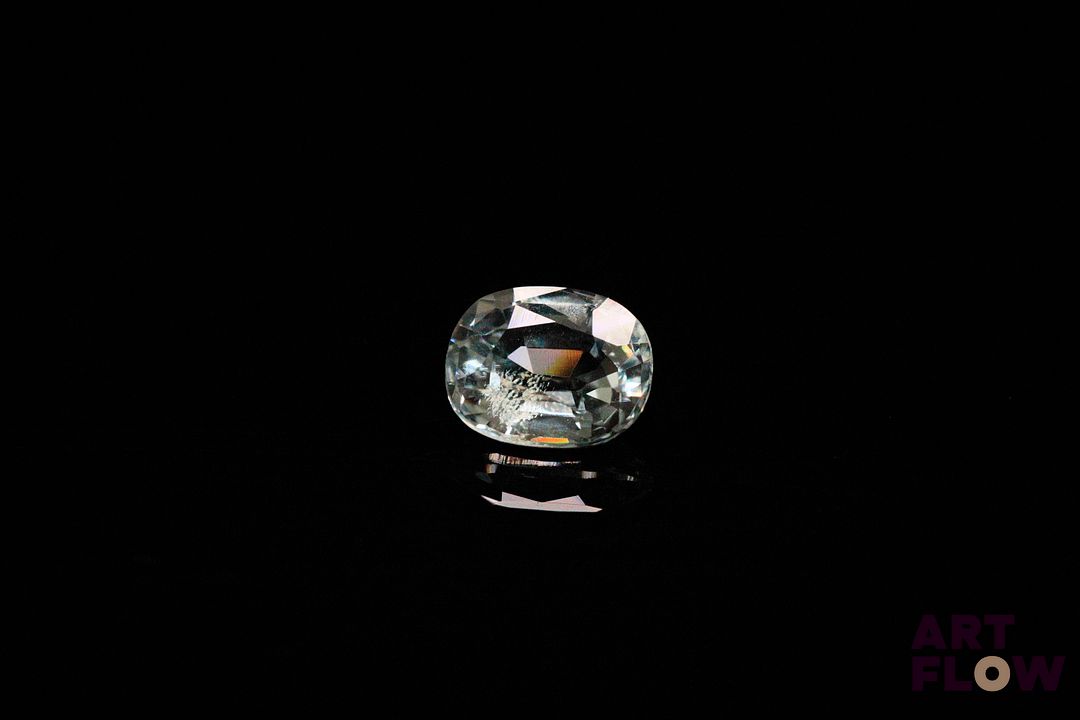 Spinelle gris ovale. Très belle couleur, belle clarté, beau lustre. 1.70 ct. 7.9mm x 6.4mm