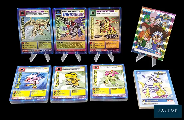 Ensemble d'environ 70 cartes Digimon de la série JD - 1999 Bandai - 1ère Édition. 
Dont 4 cartes foils : HerculesKabuterimo, SaberLeomon, Digivolve Ultra et Les 7 Enfants élus !.
Cartes en état global Très bon, en français.