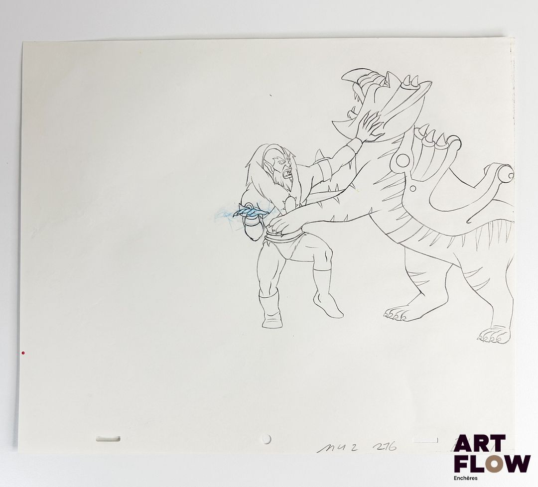 Les Maîtres de l’Univers (He-Man and the Masters of the Universe) D'après les dessins de Lou Scheimer et Hal Sutherland Beast Man Dessin à la mine de plomb et crayon de couleur représentant Beast Man de face. Animé américain d’après la série Les Maîtres de l’Univers (He-Man and the Masters of the Universe), créée par Lou Scheimer, Larry DiTillio et J. Michael Straczynski. « Beast Man est l’un des plus fidèles serviteurs de Skeletor. Homme-bête à la force redoutable, il possède le pouvoir de contrôler les créatures sauvages d’Eternia. Brutal et impulsif, il incarne la sauvagerie au service du mal, tout en demeurant une figure emblématique et reconnaissable de l’univers des Maîtres de l’Univers. » Dimensions : 27 x 31,5 cm