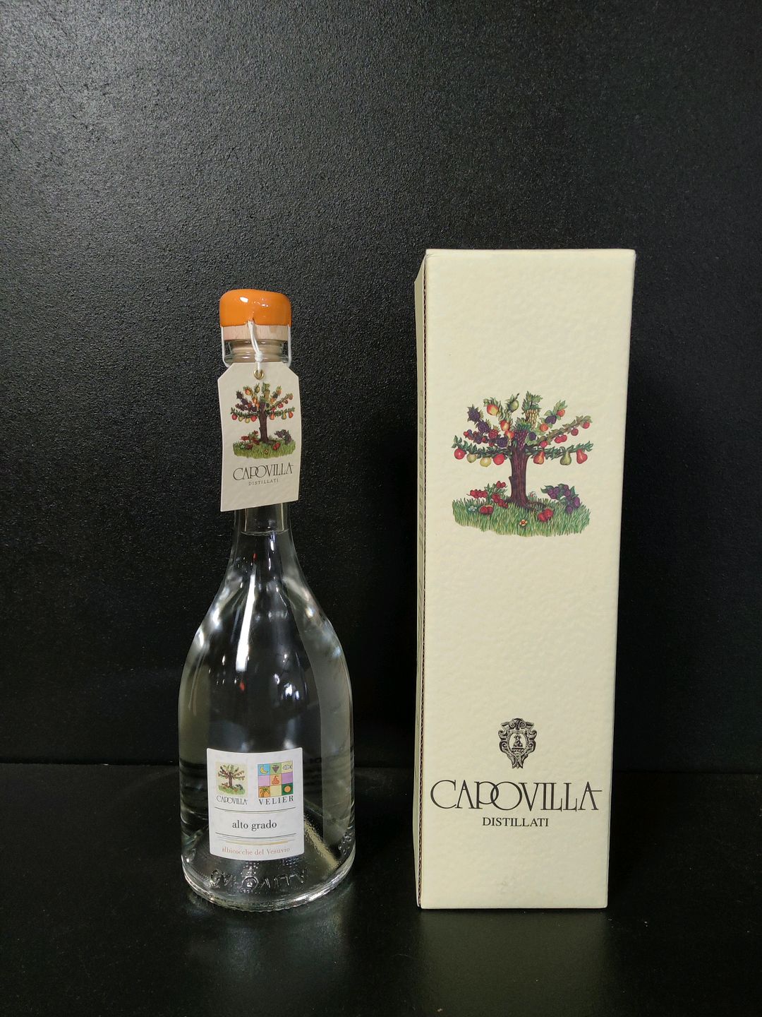Bouteille d&rsquo;eau-de-vie d&rsquo;abricot du Vesuve Capovilla