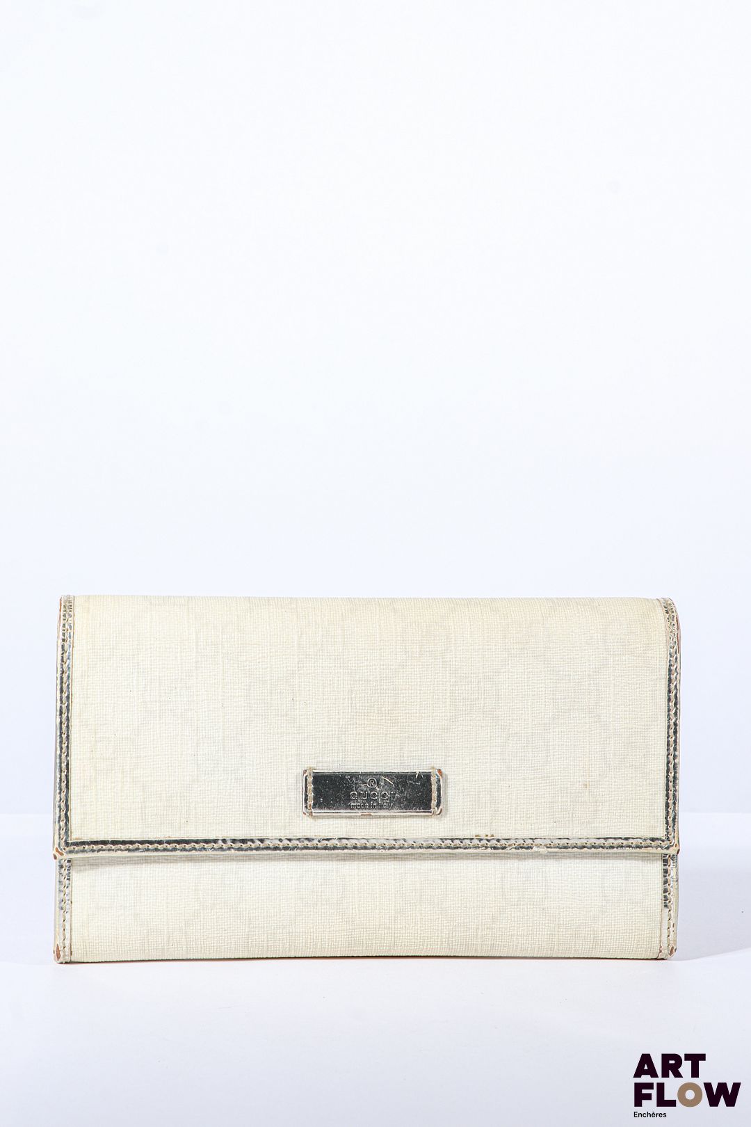 GUCCI Porte feuille en toile enduite monogrammée beige, fermeture à pression sous rabat, garniture argentée. Dimensions : 10 x 18 cm