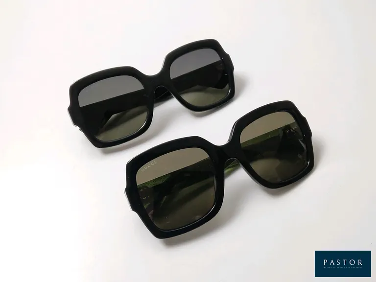 GUCCI. Lot composé de deux paires de lunettes de soleil en acétate noir comprenant un modèle "GG1337S" et un modèle "GG0036SN". Parfait état, modèles pouvant présenter quelques micro-rayures, sans boîte - TVA Récupérable