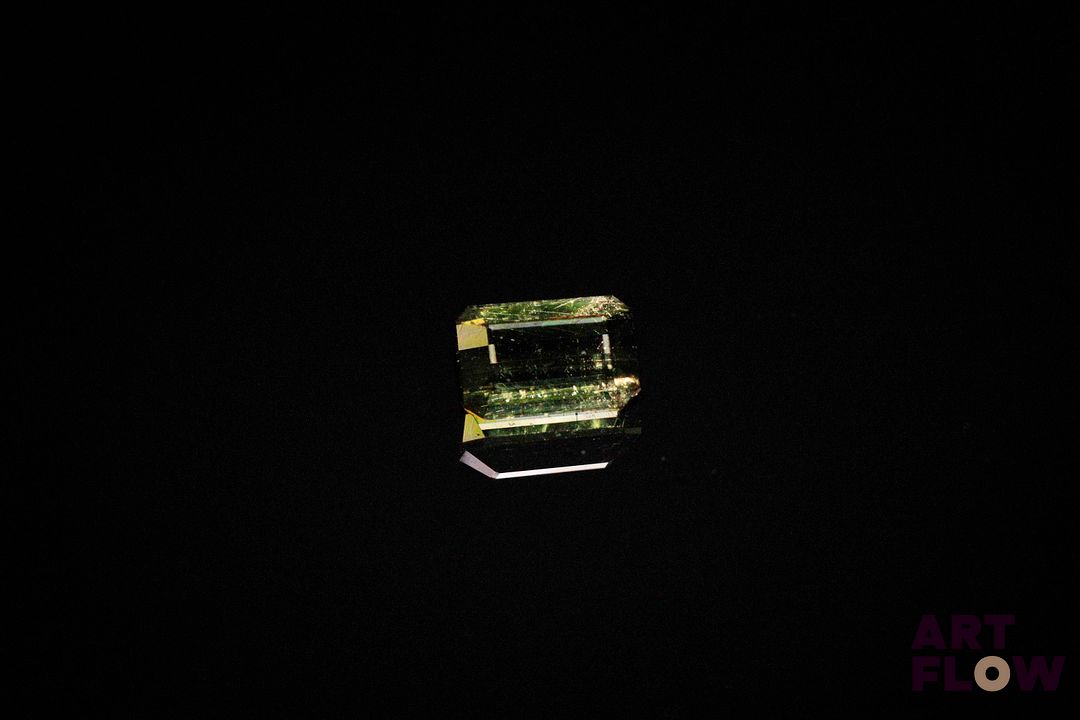 Tourmaline olive rectangulaire à pans coupés. VS, non chauffée. 0.83 ct. 6.5mm x 4.3mm