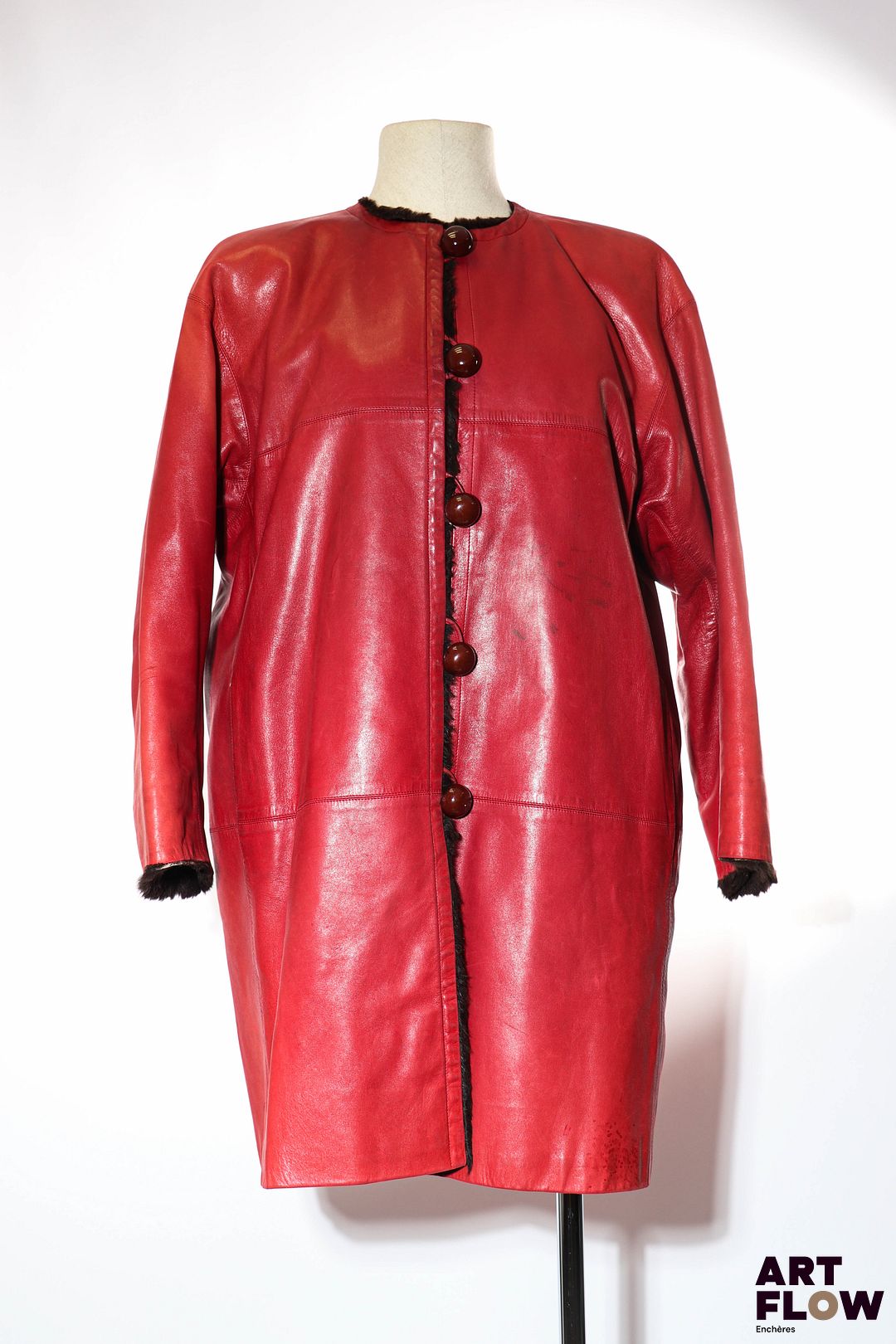 YVES SAINT LAURENT Fourrures Manteau court en cuir d'agneau rouge et intérieur en fourrure naturelle Taille présumée S/M Usures d'usage, tâches et traces